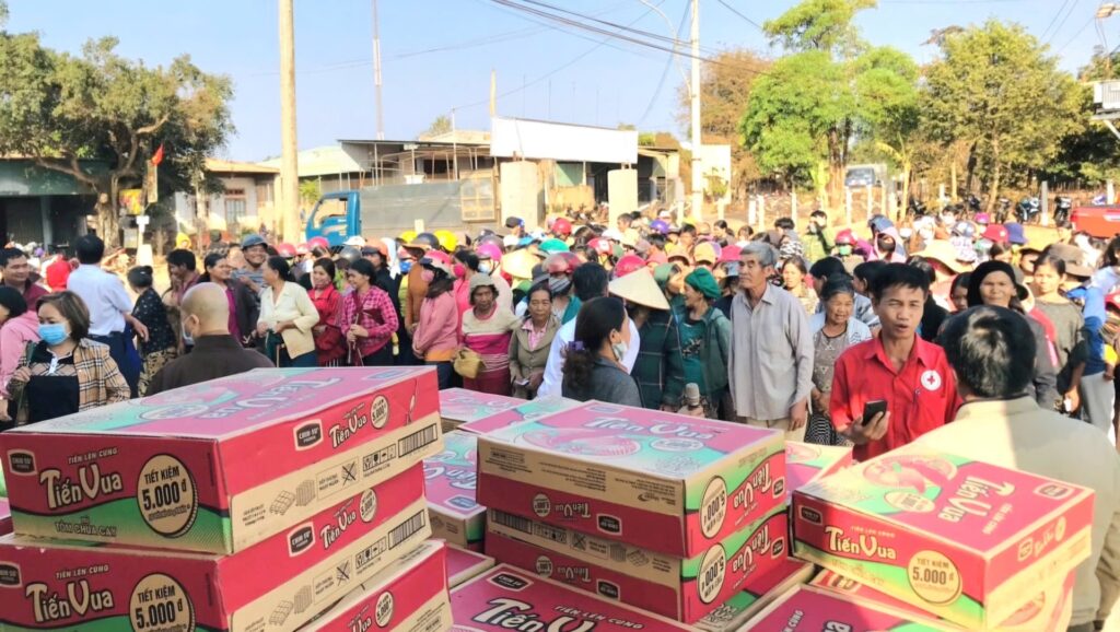 Công ty Bạch lLnh thực hiện hoạt động từ thiện hỗ trợ cộng đồng địa phương